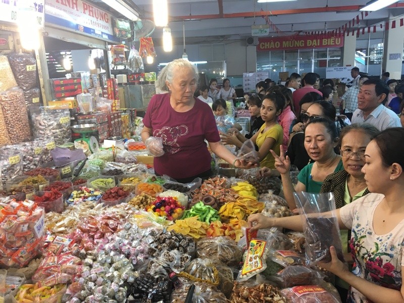 Dù hàng Việt chiếm ưu thế trên thị trường, song người tiêu dùng có xu hướng thích hàng ngoại nhiều hơn