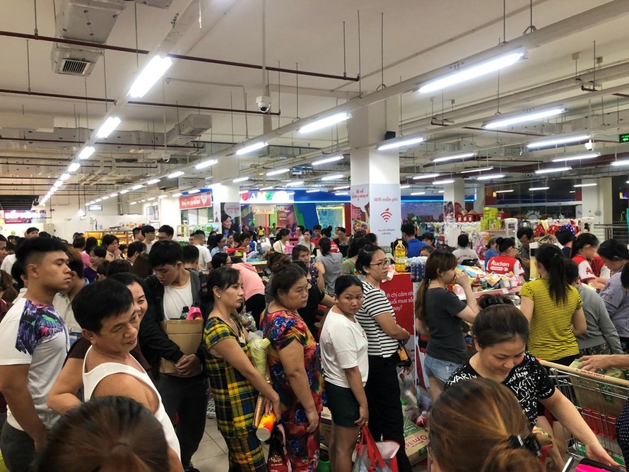 Auchan "vỡ trận" vì lượng người vào mua sắm quá đông