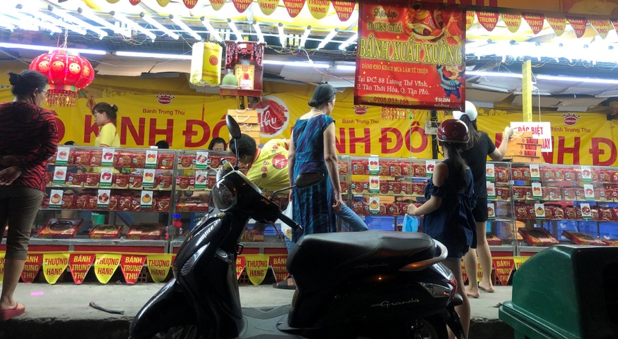 Dân Sài Gòn chờ giờ chót để mua bánh trung thu cho rẻ