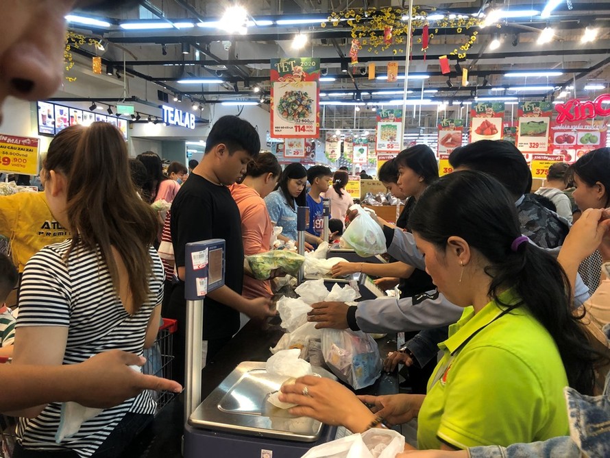 Gần 23h, người dân vẫn nườm nượp vào siêu thị sắm tết