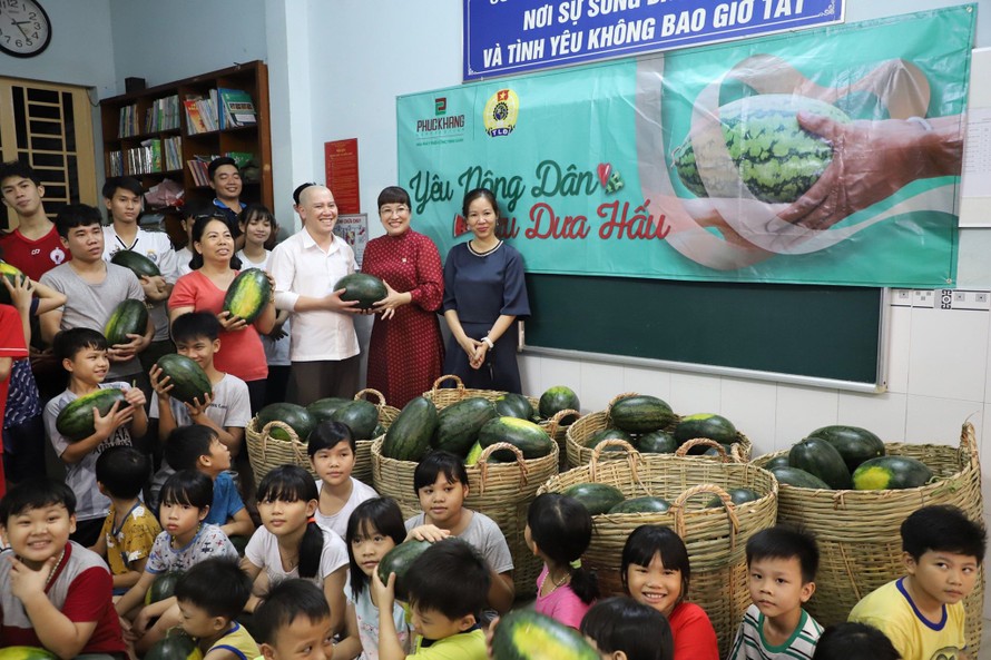 Công ty Phúc Khang hỗ trợ tiêu thụ 20 tấn dưa hấu cho nông dân tỉnh Gia Lai