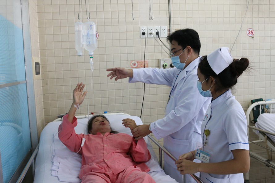 Y bác sĩ bệnh viện Chợ Rẫy đang chăm sóc cho bệnh nhân