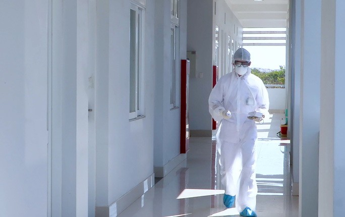 Nhân viên y tế chăm sóc sức khoẻ cho các trường hợp cách ly tại Bà Rịa-Vũng Tàu