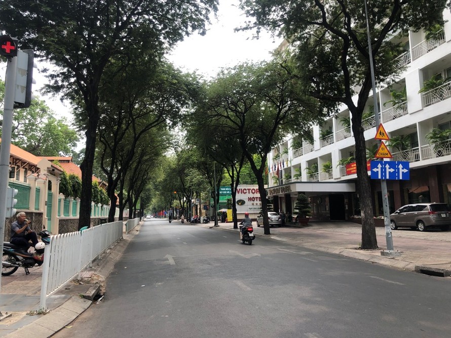 Sài Gòn ngày cuối tuần, nhiều tuyến đường thưa vắng