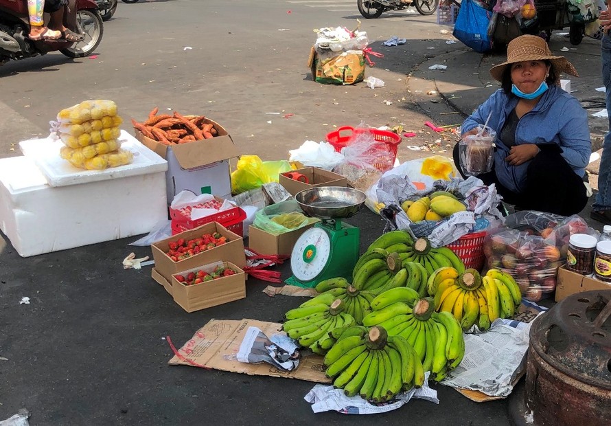 Thơm mini Thái Lan được người bán giới thiệu ở lề đường