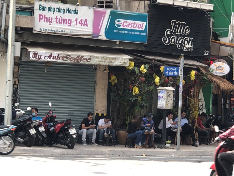 Dân Sài Gòn ra vỉa hè thưởng thức cà phê sau những ngày cách ly
