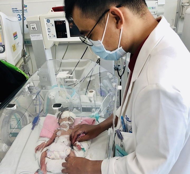 Bệnh viện Nhi đồng Thành phố vừa cứu sống bé gái sinh non bị tắc ruột