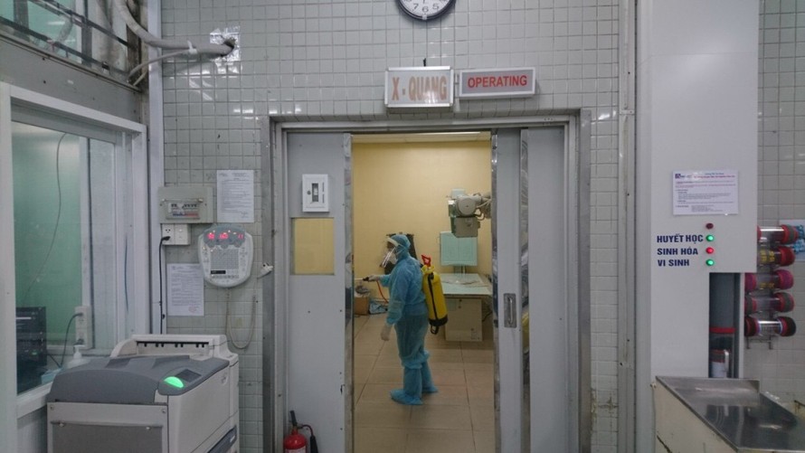 Bệnh viện Chợ Rẫy khử trùng bệnh viện ngừa COVID-19 (ảnh: BVCC)