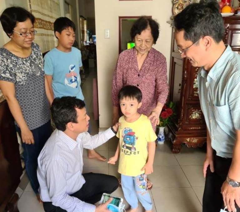 BS Nguyễn Tri Thức, Giám đốc BV Chợ Rẫy thăm "hậu phương" các gia đình y bác sĩ chống dịch COVID-19