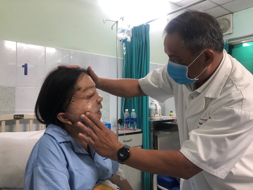 TS.BS Nguyễn Văn Thanh kiểm tra sức khỏe cho cô gái mang khối u 22 năm