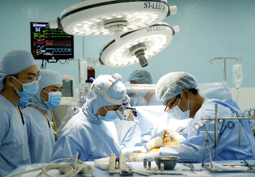 Bác sĩ phẫu thuật tim không cần máy hỗ trợ nhân tạo