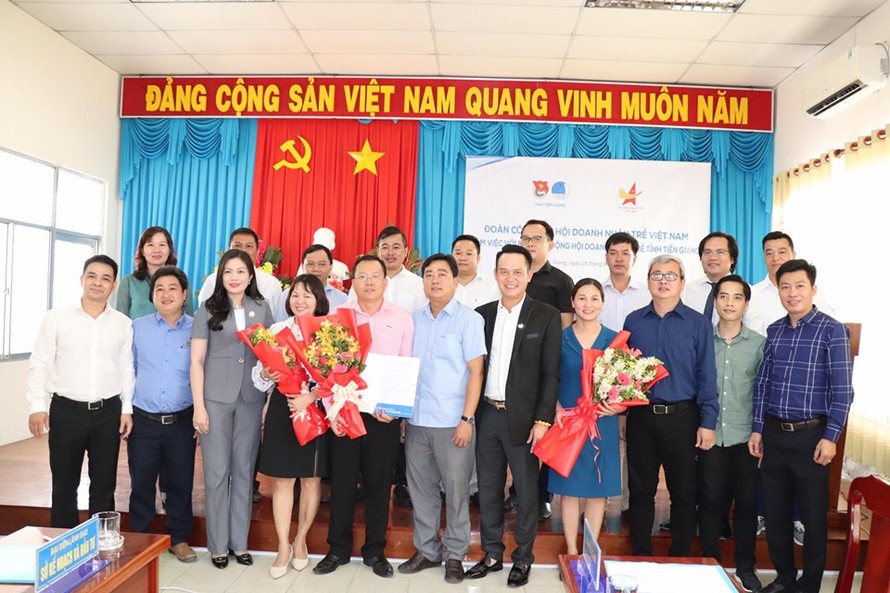 Hội Doanh nhân trẻ Việt Nam thăm, tặng quà nạn nhân chất độc da cam tại Tiền Giang