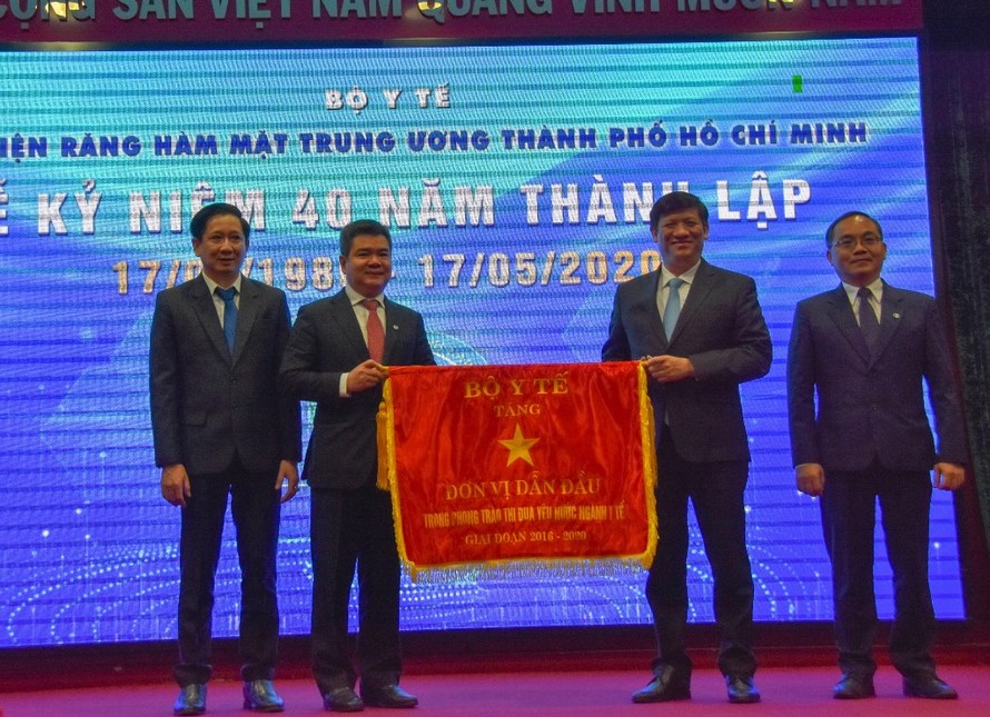 GS.TS Nguyễn Thanh Long trao cờ thi đua cho Bệnh viện Răng hàm mặt trung ương TPHCM (ảnh: K.V)