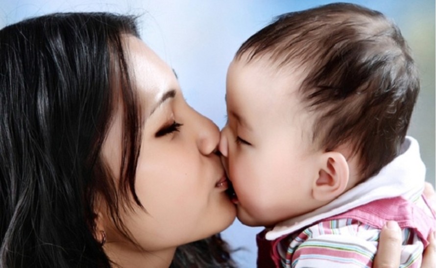 Nhiều nguy cơ gây bệnh cho trẻ nhỏ từ nụ hôn
