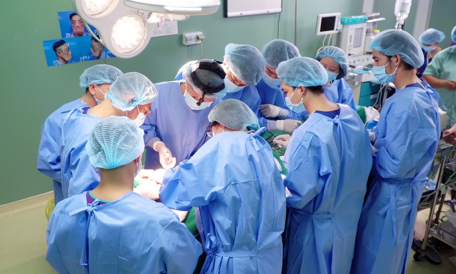 Bác sĩ "cân não" khi phẫu thuật tái tạo gương mặt biến dạng cho bệnh nhân