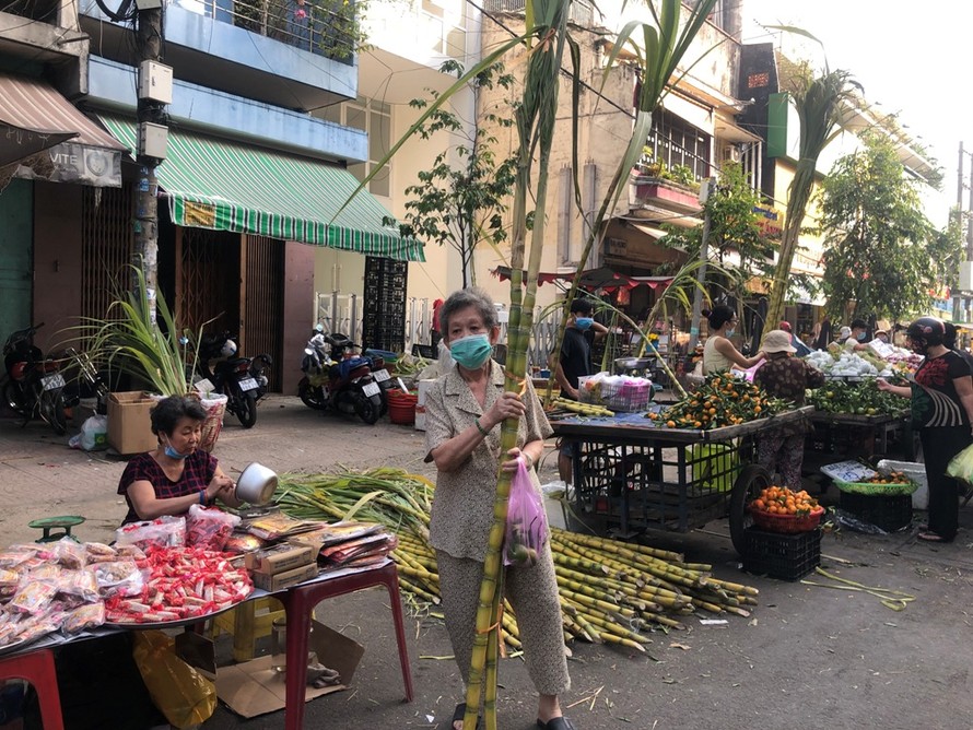 Người dân mua mía với ý nghĩa bác thang cho ông Táo lên trời