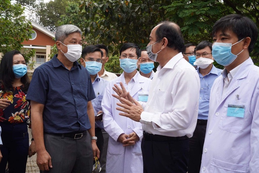 Thứ trưởng Y tế Nguyễn Trường Sơn (bìa trái) động viên cán bộ, nhân viên y tế làm việc tại Bệnh viện dã chiến Củ Chi (ảnh: BYT)