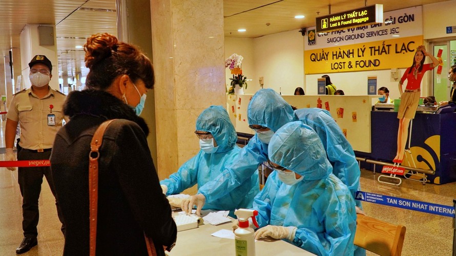 Khai báo y tế tại sân bay Tân Sơn Nhất (ảnh: HCDC)