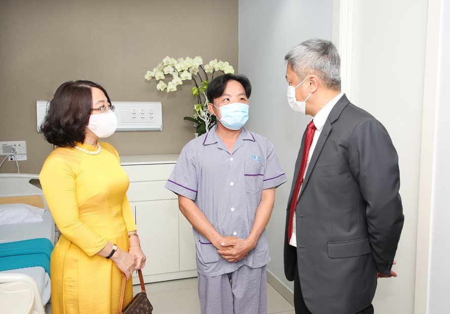 Thứ trưởng Y tế Nguyễn Trường Sơn thăm, động viên anh Mến