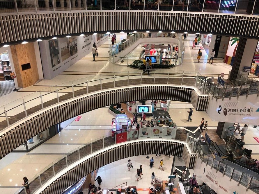 Các dãy tầng lầu ở trung tâm thương mại vắng vẻ trong dịp nghỉ lễ