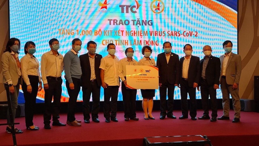 Hội Doanh nhân trẻ Việt Nam tặng 1.000 bộ kit xét nghiệm COVID-19 cho tỉnh Lâm Đồng