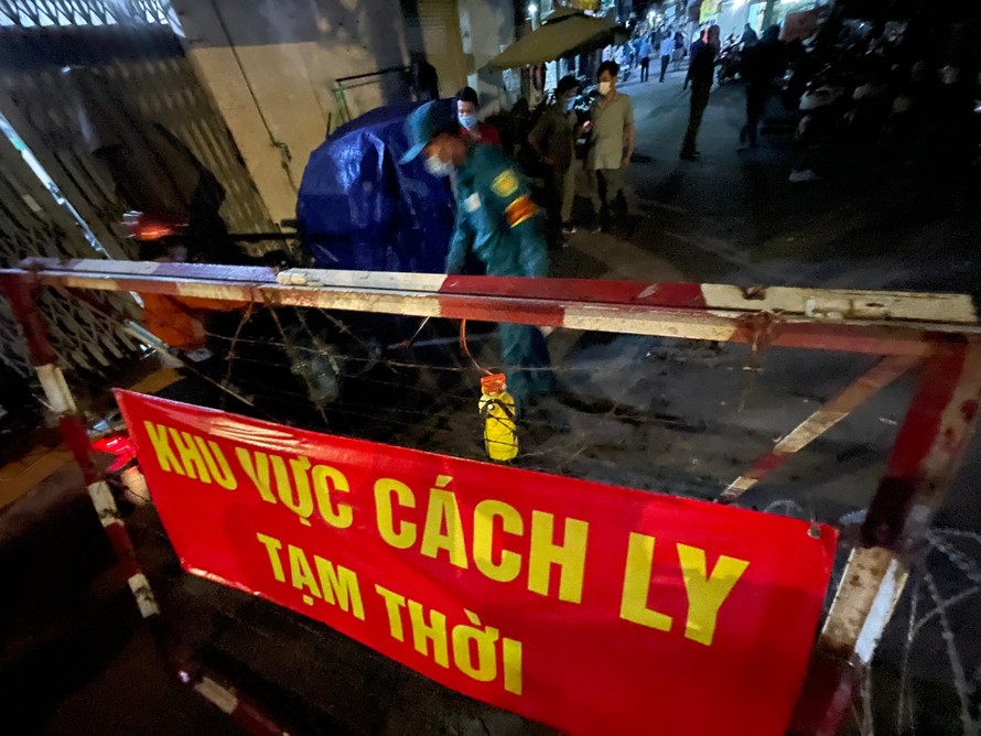 Nhiều điểm được cơ quan chức năng phong tỏa trong đêm 20/5 để phòng dịch COVID-19 (ảnh: L.N)