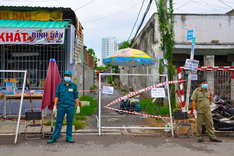 Thị trấn Nhà Bè, H.Nhà Bè phong tỏa nơi ở của 2 ca dương tính là hội viên Hội thánh truyền giáo Phục Hưng Gò Vấp chiều ngày 27/5 (Ảnh: HCDC)