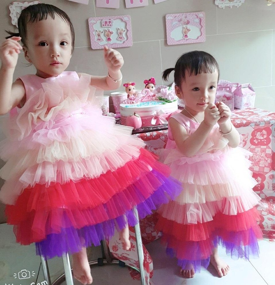 Trúc Nhi - Diệu Nhi xúng xính áo hồng trong ngày sinh nhật tròn 2 tuổi (nguồn: BVCC)