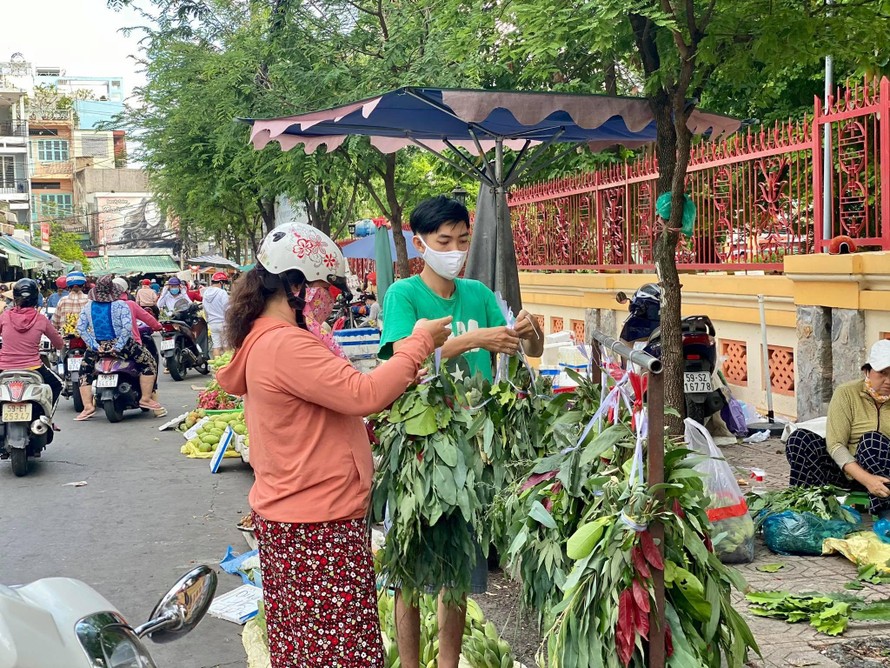 Nhiều người tranh thủ đi buổi chợ sớm trong ngày tết Đoan Ngọ do lo ngại dịch bệnh phức tạp