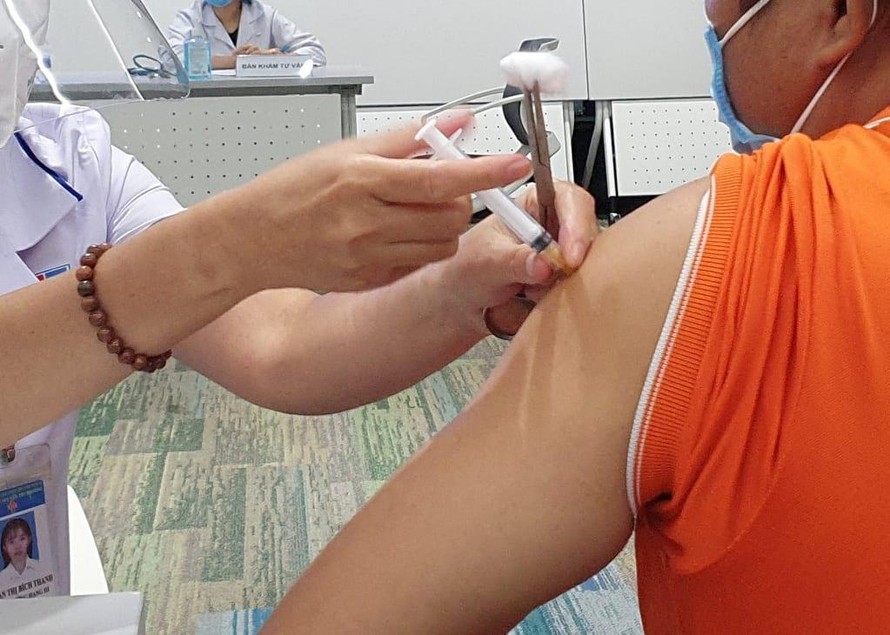 Tiêm vắc-xin COVID-19 tại TPHCM (ảnh: Ngô Bình)