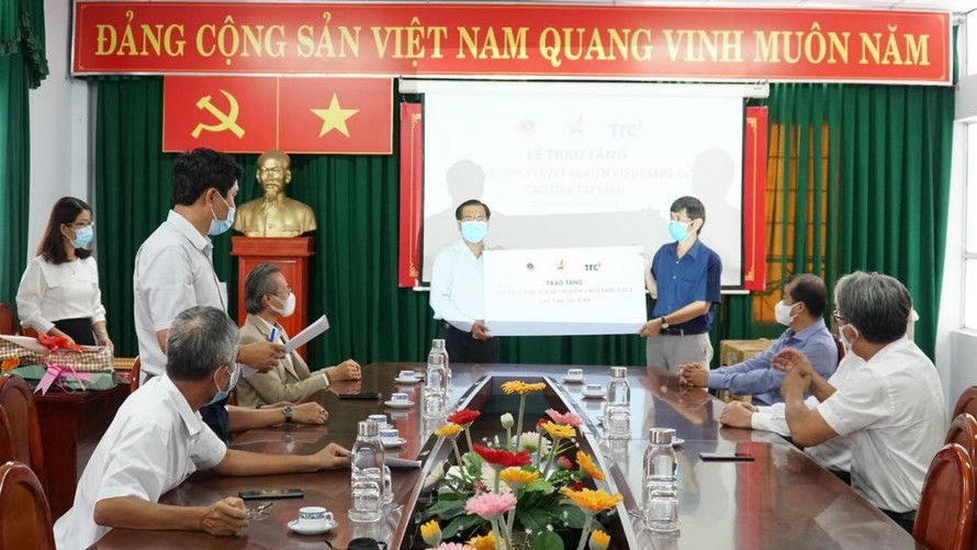 Đại diện Hội Doanh nhân trẻ Việt Nam tặng trao tặng máy xét nghiệm tự động Real-time PCR cho tỉnh Tây Ninh