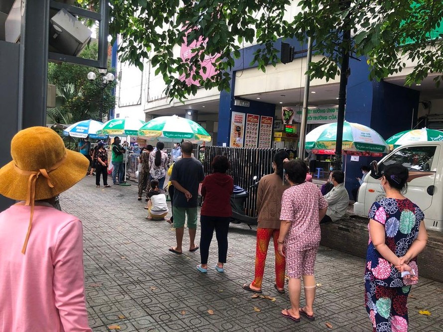 Cảnh đi chợ của người dân TPHCM: Phiếu mua hàng ngày chẵn lẻ, xếp hàng dài vào siêu thị