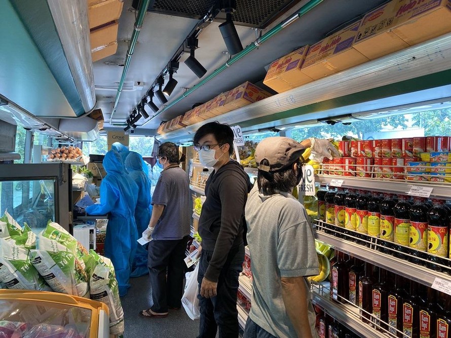 Bên trong "siêu thị mini di động" độc lạ ở Sài Gòn