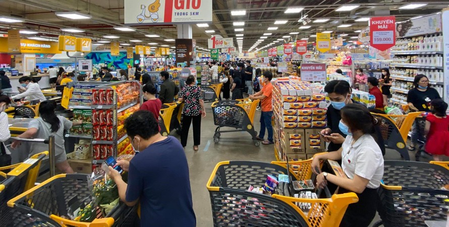 Người dân mua thực phẩm tại siêu thị trước ngày TPHCM siết giãn cách