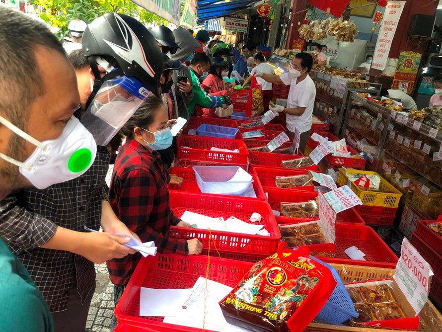 Hàng chục người chen chân xếp hàng mua bánh trung thu ở cửa tiệm lâu đời nhất Sài Gòn