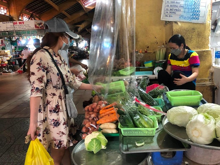 Người dân chọn mua thực phẩm tại chợ Bến Thành