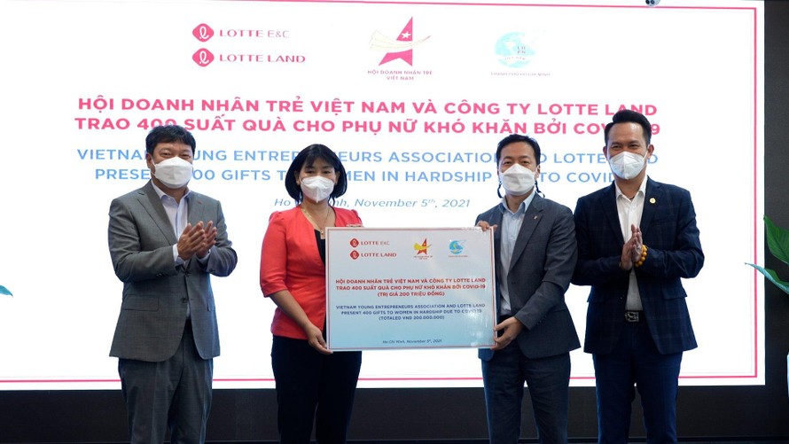 Hội Doanh nhân trẻ Việt Nam và Lotte Land trao biểu trưng cho Hội LHPN Việt Nam