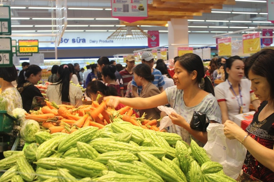 Dân Sài Gòn đổ xô đi mua sắm cuối năm