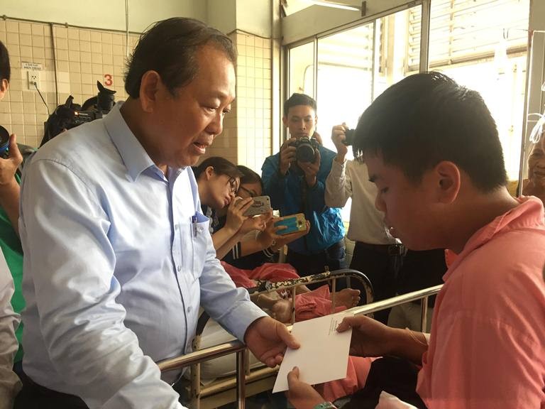 Phó thủ tướng Trương Hòa Bình thăm hỏi bệnh nhân vụ cháy chung cư