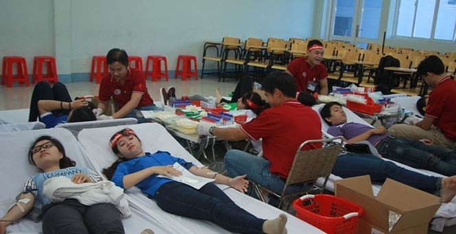 Sinh viên tham gia hiến máu tại chương trình Chủ nhật đỏ do Báo Tiền Phong tổ chức