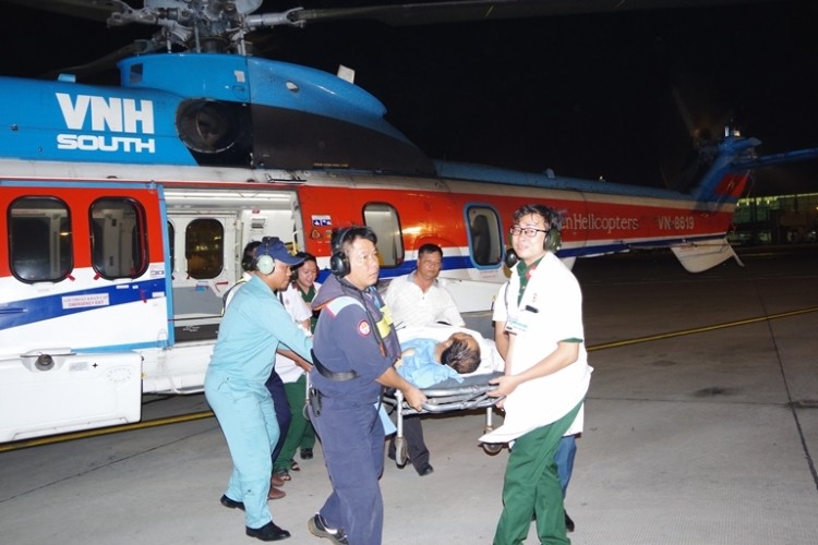 Trực thăng bay 'xuyên đêm' cấp cứu bệnh nhân từ Trường Sa về đất liền