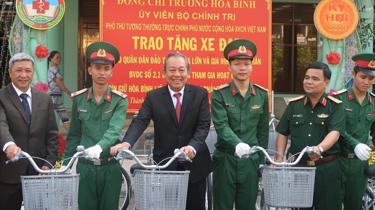 Phó thủ tướng thường trực Trương Hòa Bình gửi tặng những phần quà cho gia đình các cán bộ chiến sĩ BV Dã chiến cấp 2 số 1 và quân dân đảo Trường Sa Lớn.