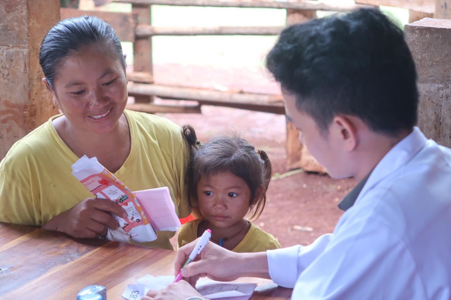 Bác sĩ Việt khám bệnh tại Lào và nỗi xót xa:’10 trẻ thì hết 9 suy dinh dưỡng’