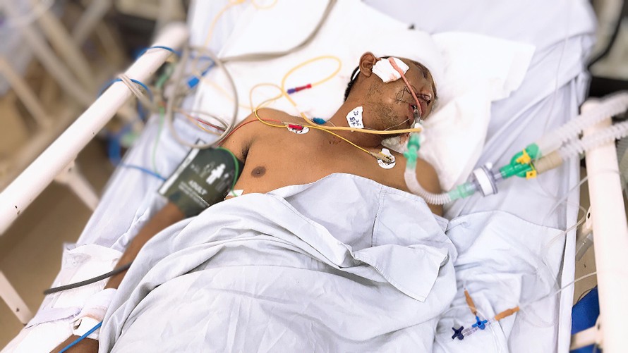 Bé trai 3 tuổi bơ vơ ở bệnh viện vì cha hôn mê do tai nạn giao thông