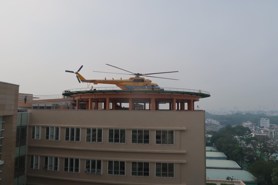 Lần đầu tiên trực thăng đáp xuống nóc bệnh viện Quân Y 175
