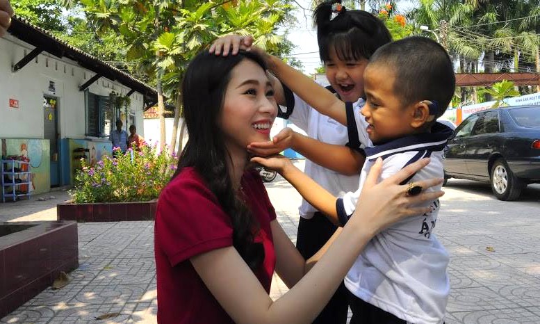 Hoa hậu Thu Thảo, Á hậu Tú Anh chung tay vì cộng đồng
