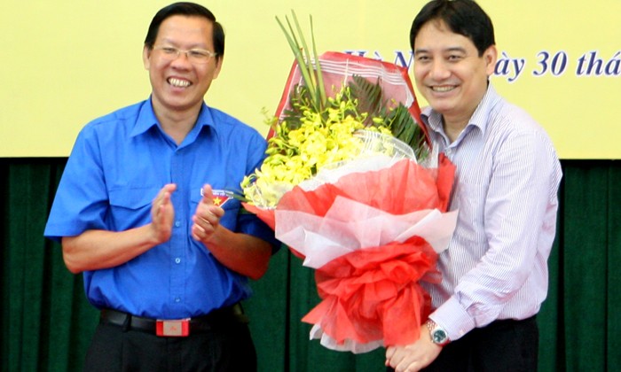Anh Phan Văn Mãi chúc mừng anh Nguyễn Đắc Vinh (bên phải) giữ chức Chủ tịch T.Ư Hội LHTN Việt Nam khóa VI