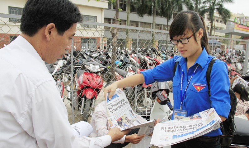 Thêm 5.000 tờ báo Tiền Phong trao miễn phí tới phụ huynh (Ảnh: Trường Phong)