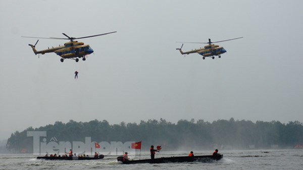 Hai tổ bay Mi-171 số hiệu 01 và 03 tham gia diễn tập thực binh ứng phó thảm họa khẩn cấp khu vực ASEAN (23-10-2013)