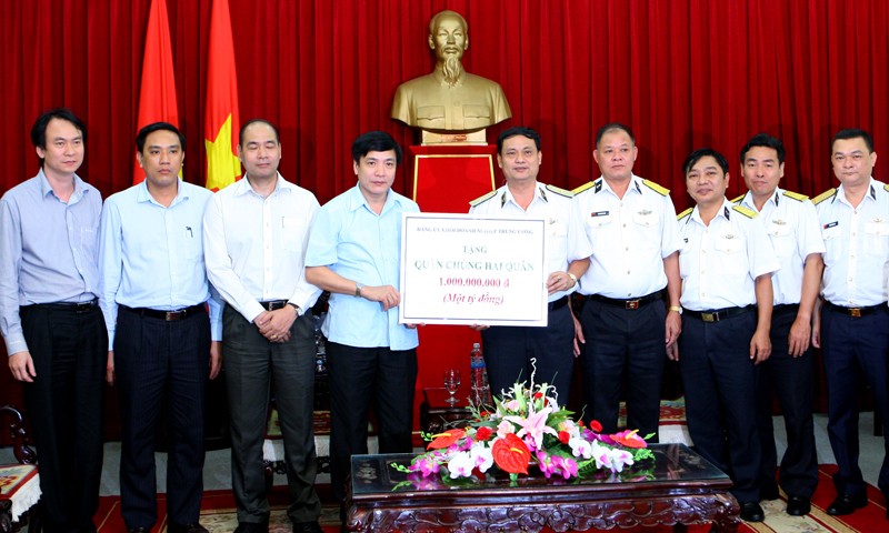 Ông Bùi Văn Cường (trái) trao số tiền 1 tỷ đồng cho Bộ Tư lệnh Hải quân